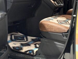 ネイティブ柄のシートカバーで製作したフロアマット