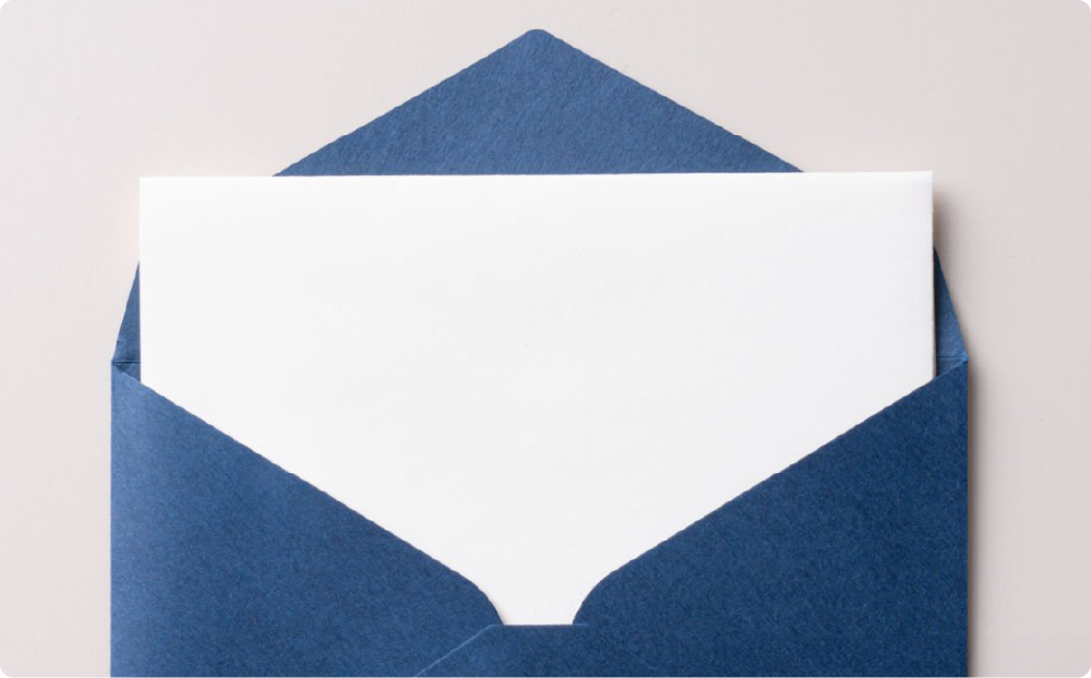 青い封筒から取り出された真っ白なカードのイメージ。