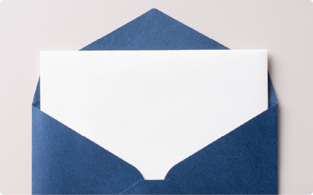 青い封筒から取り出された真っ白なカードのイメージ。