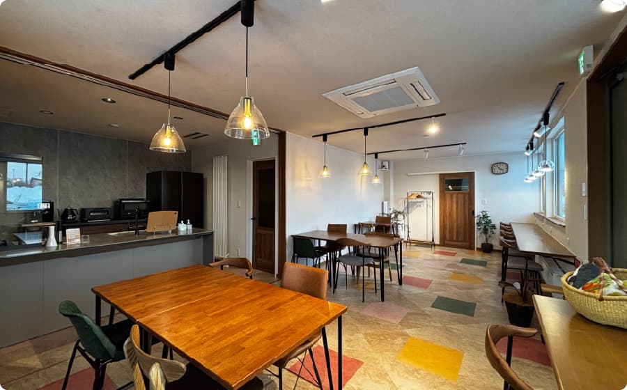 空き家をリノベーションした、明るく清潔感のある宿泊施設の室内風景