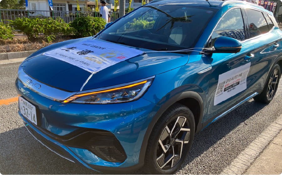 大会ロゴがデザインされた、先導車として提供された青色のBYD ATTO 3