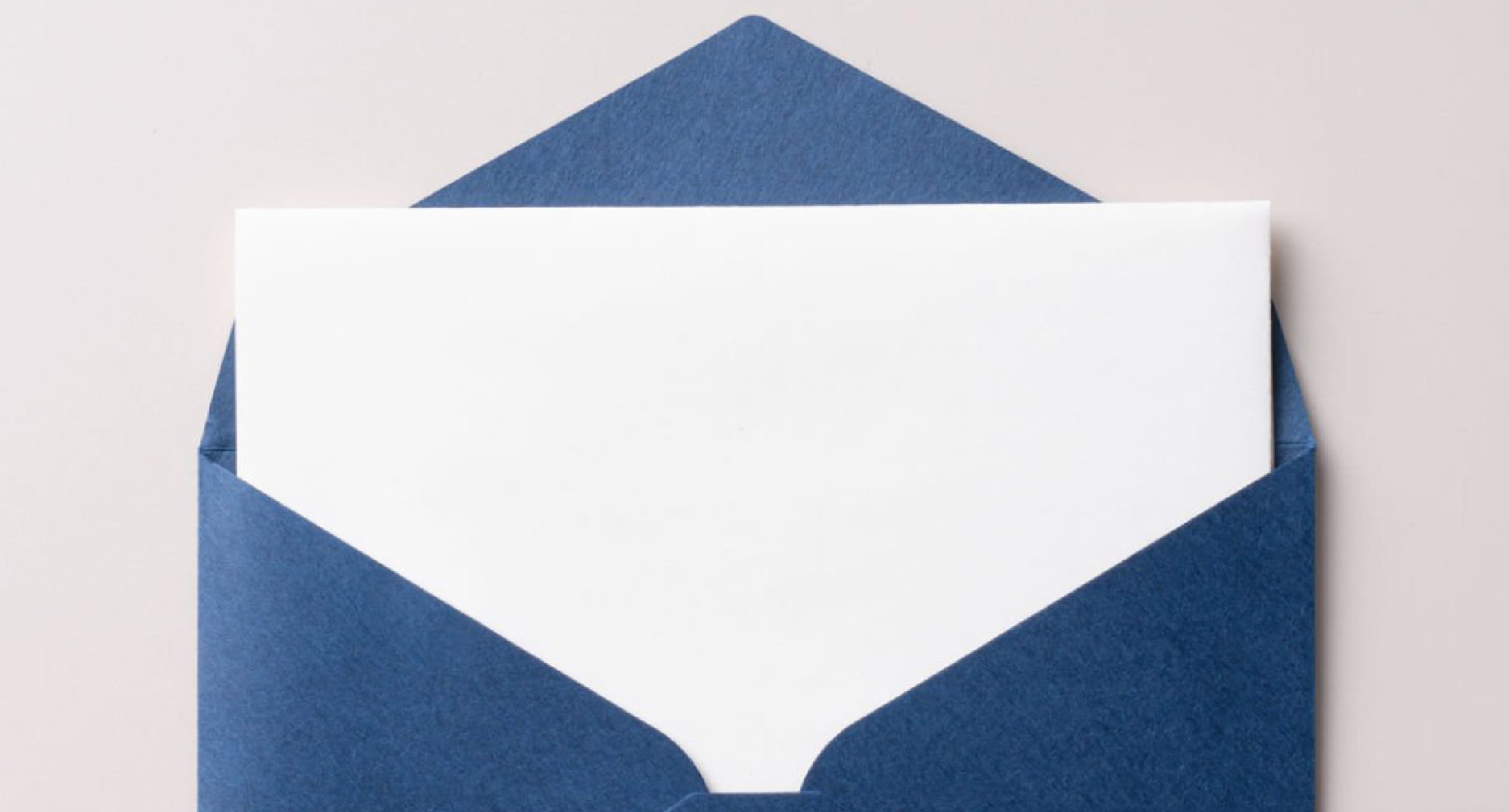 青い封筒から取り出された真っ白なカードのイメージ。