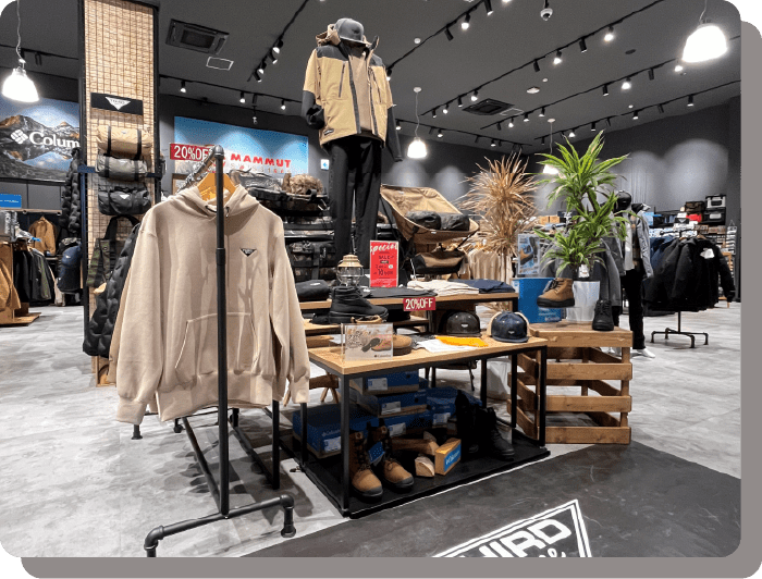 民族的な文様などをあしらった、アパレルグッズが販売されているイメージ