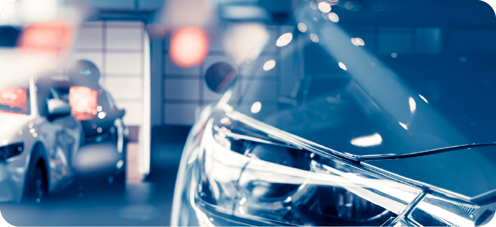 屋内ガレージに停車する自動車のヘッドライト部分にフォーカスしたイメージ