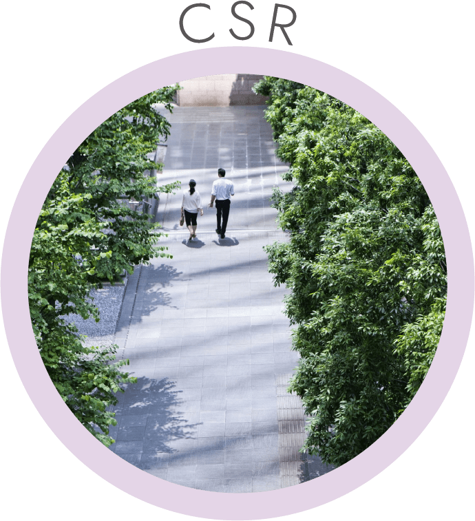 並木道を歩く男女の後ろ姿のイメージ。