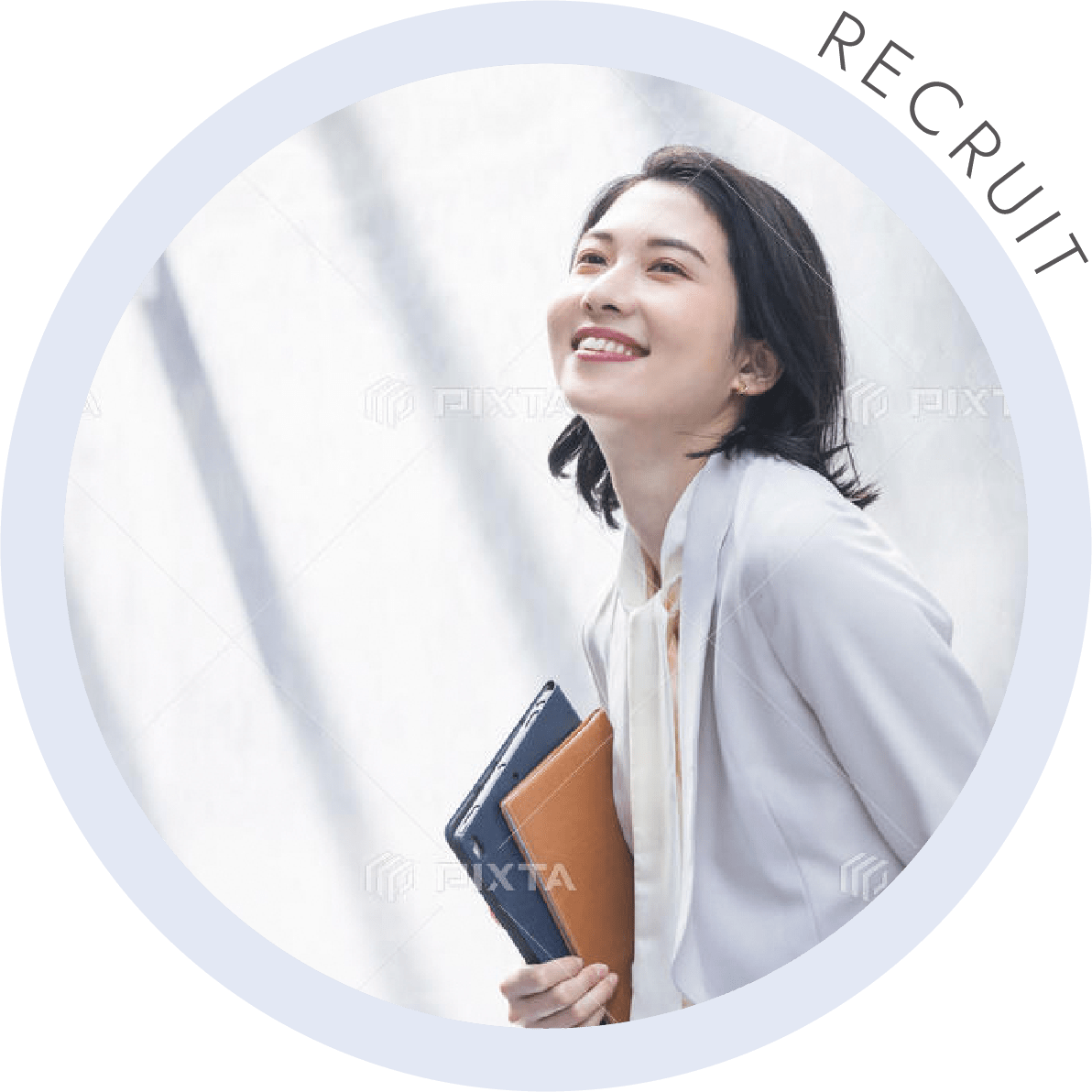 本を抱え微笑む、オフィスカジュアルな女性社員のイメージ。