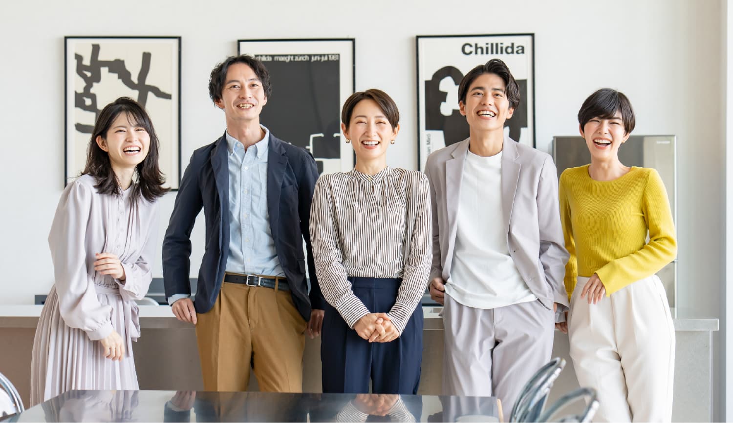 男女が笑顔で並んでいるイメージ写真