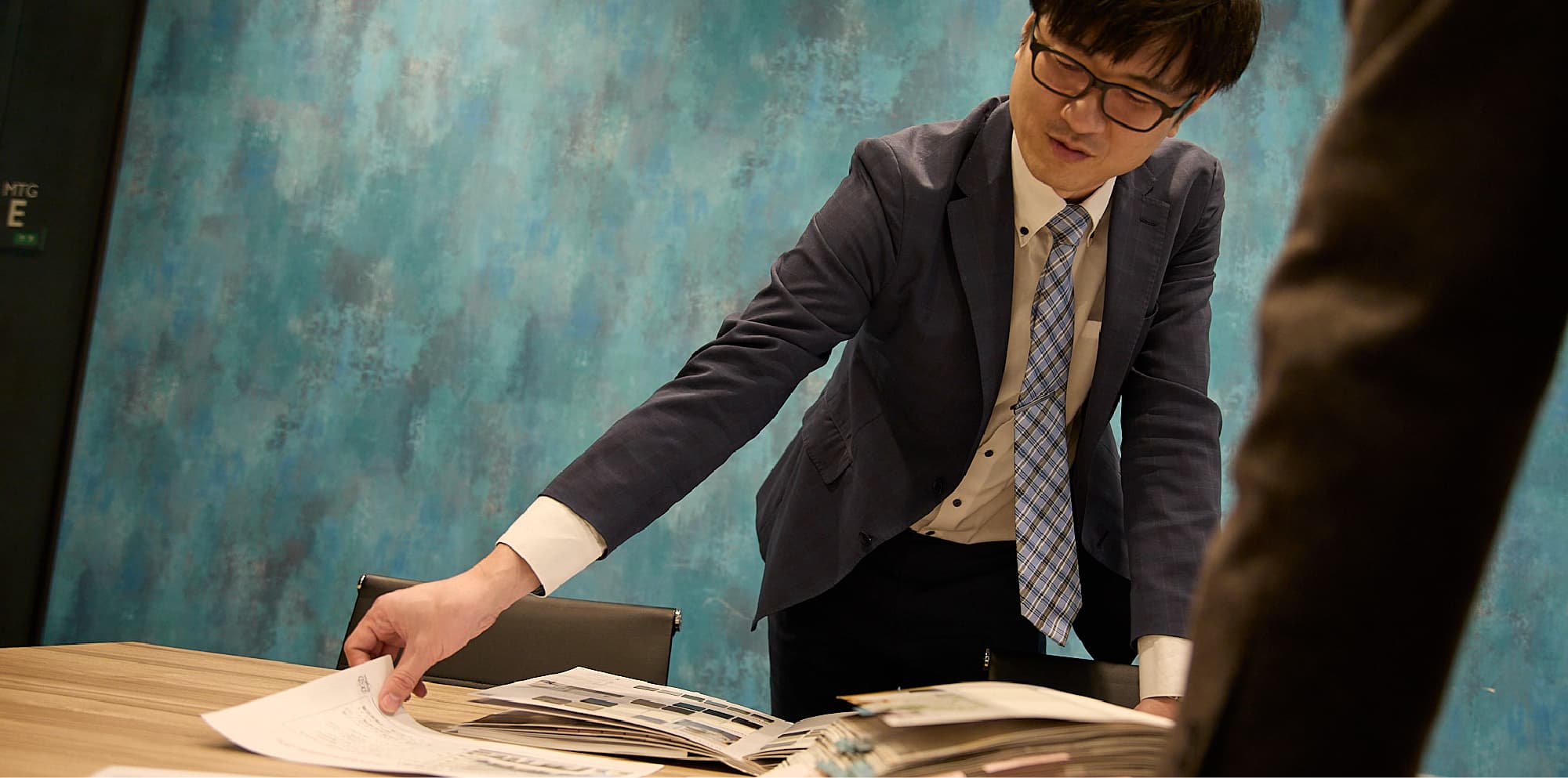 資料を確認するT.K