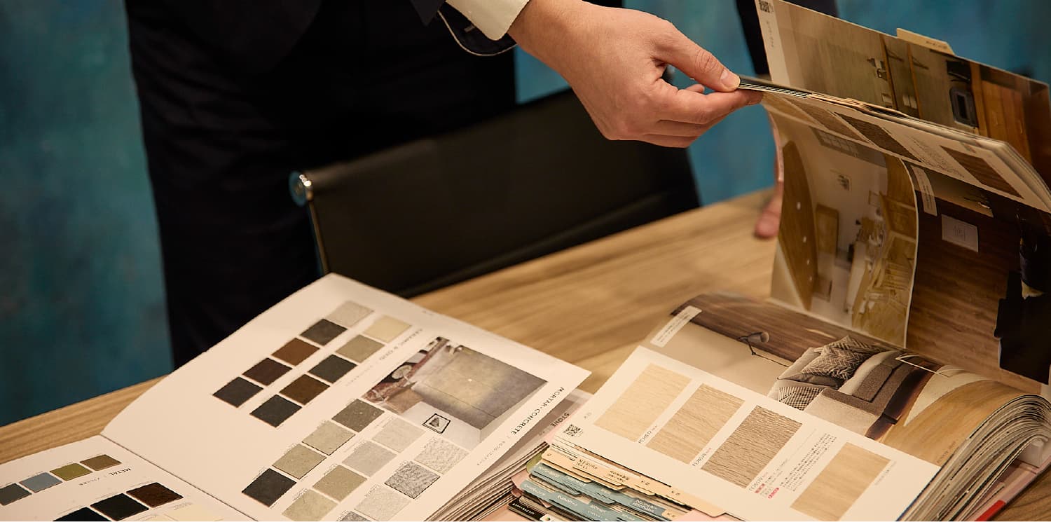 テーブルに広げられた資料のイメージ