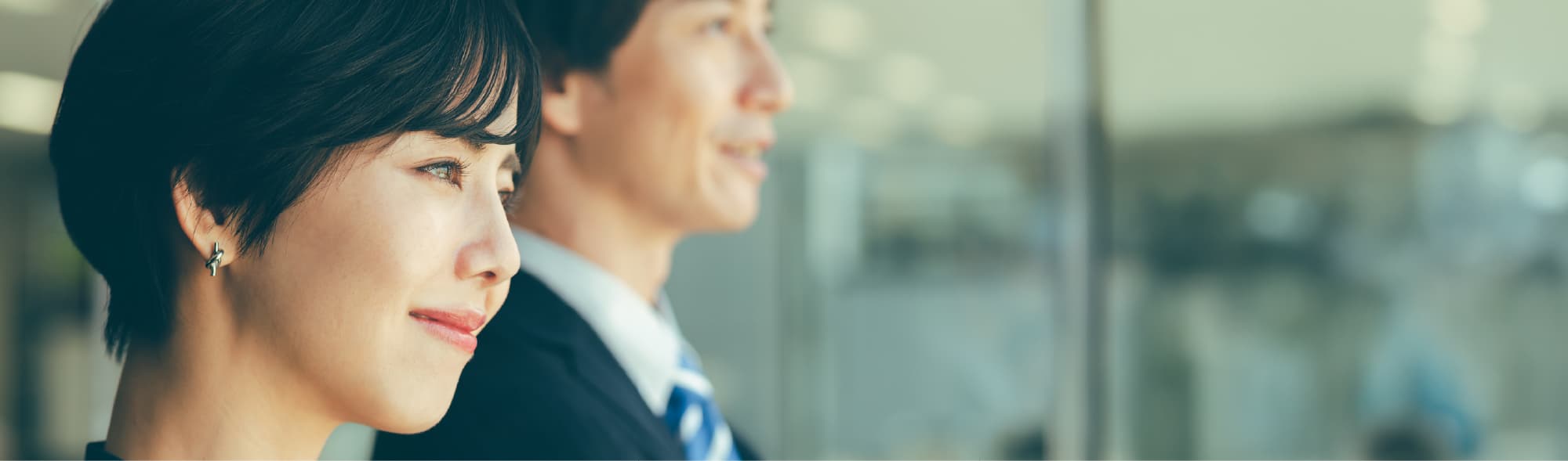 前を見つめるビジネスパーソンの横顔イメージ